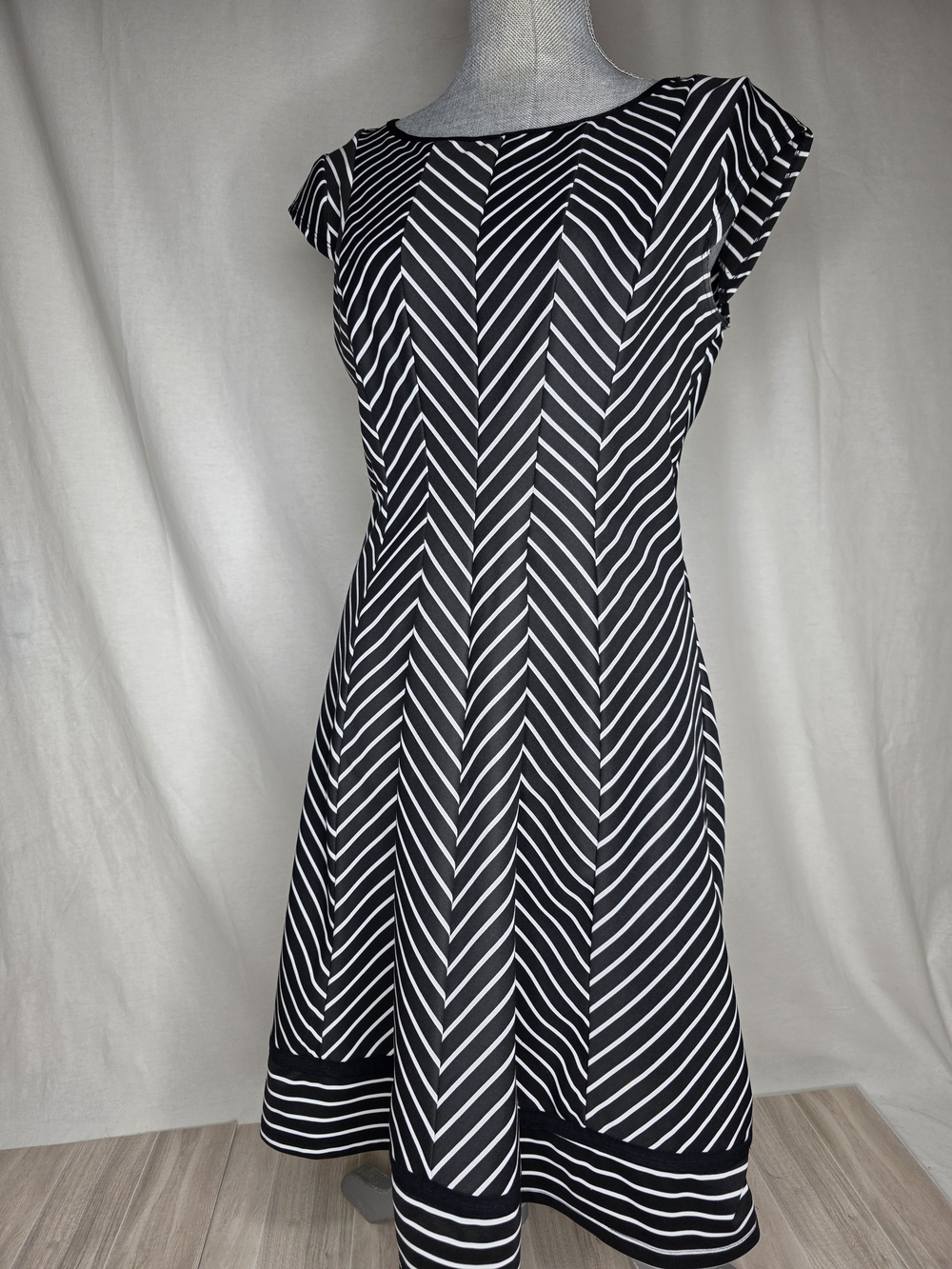 Bethany Black & White Striped Cap-Sleeve Fit-and-Flare Dress. Sz Medium